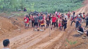 Dokumentasi pemasangan Mandoh Adat di blok N PT Mayawana Persada